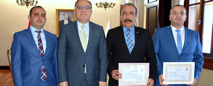 Vali Tutulmaz, İl Ve Kızılören İlçe Nüfus Müdürlerini ödüllendirdi.