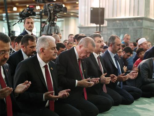 Cumhurbaşkanı Erdoğan, şehitler İçin Kur'an-ı Kerim Okudu