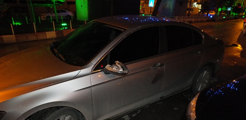 Park Halindeki Araçların Dikiz Aynalarını Kırdılar