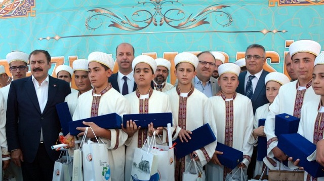Hafızlık Merasiminde, 28 öğrenci Hafızlık Belgelerini Aldı
