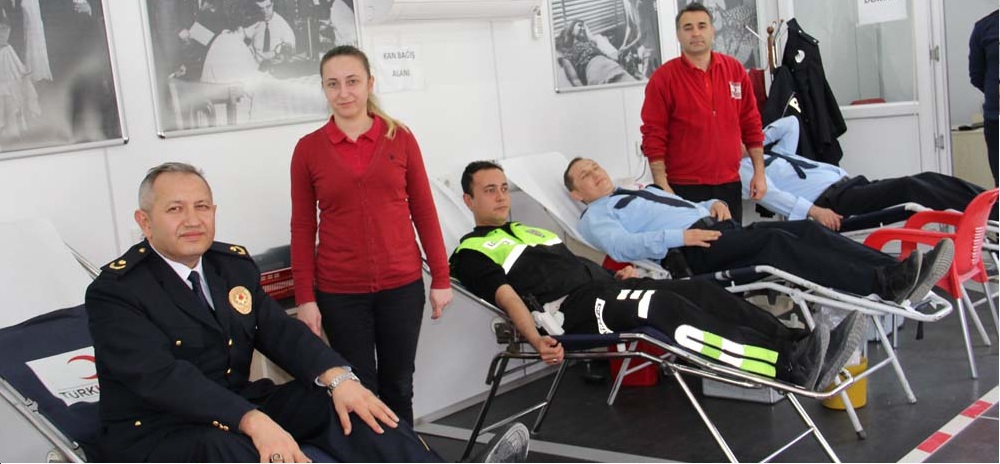 Dinar İlçe Emniyet Müdürü Ve Ekibi Kan Bağışında Bulundu