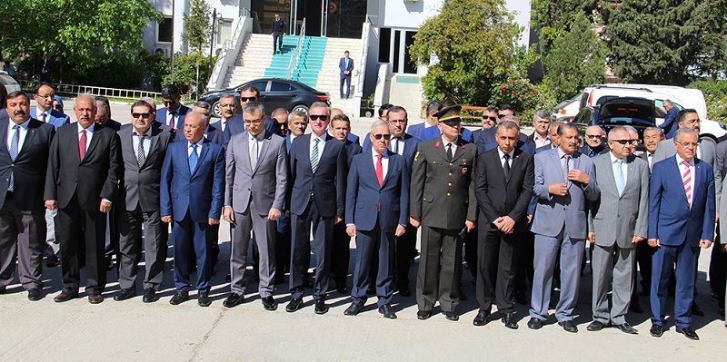 23 Nisan Ulusal Egemenlik Ve çocuk Bayramı çelenk Bırakma Merasimi