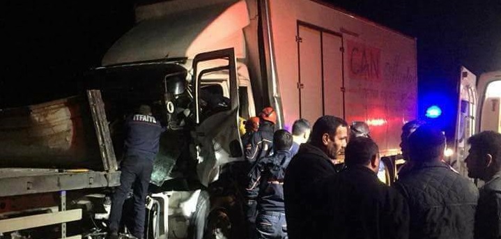 Dinar Karayolunda 3 Tır 1 Minübüs Birbirine Girdi