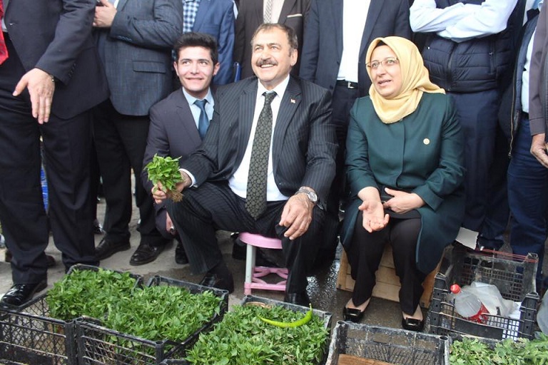 Bakan Eroğlu Tezgahın Başına Geçerek Fide Sattı