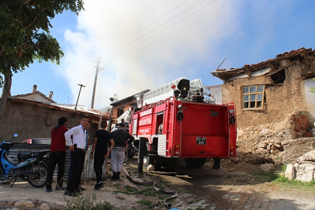 Dinar Da 2 Ev Yanarak Küle Döndü