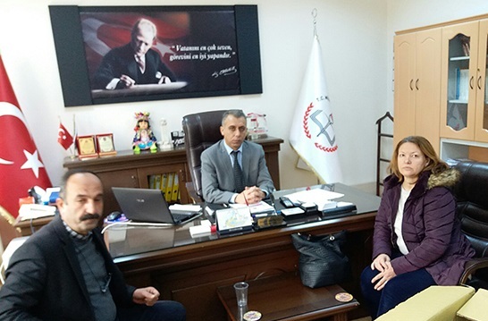 Doğduğu Toprakların çocuklarına Karne Hediyesi Dağıttı