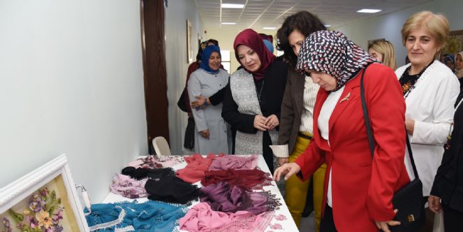 Hanımların El Emeği Eserleri Görücüye çıktı