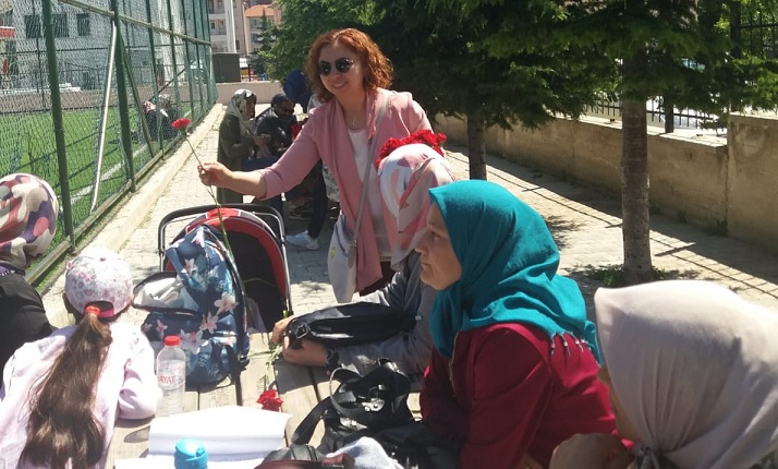 İyi Parti Karanfil Dağıttı