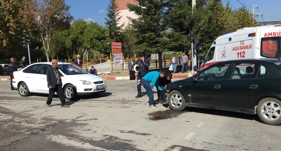 Kırmızı ışık İhlali Yaptı, Moto Kuryeye çarptı..!!