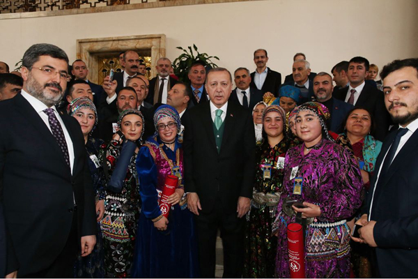 Haydarlı'dan Giden Yöresel Kıyafetli Hanımlar Cumhurbaşkanı Ve Milletvekilleriyle Görüştüler