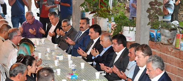 Bakan Zeybekci'den şehidin Baba Evine Taziye Ziyareti