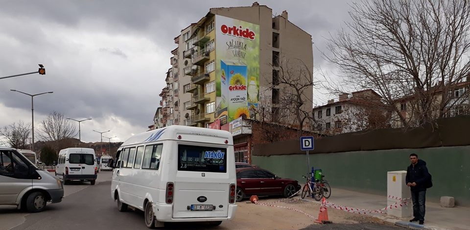 Jandarma Kavşağında Minibüsler Yolda Yolcu Bekliyor Trafiği Aksatıyor