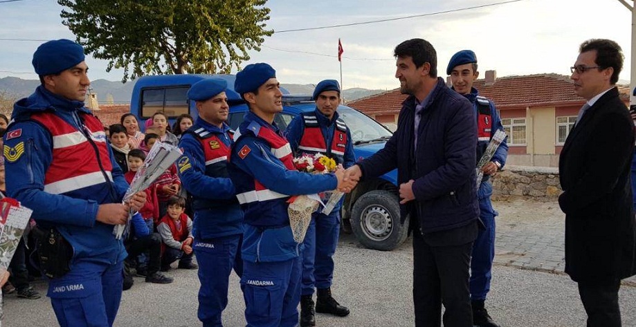 Jandarma Ekipleri öğretmenleri Güllerle Karşılayarak Sürpriz Yaptı