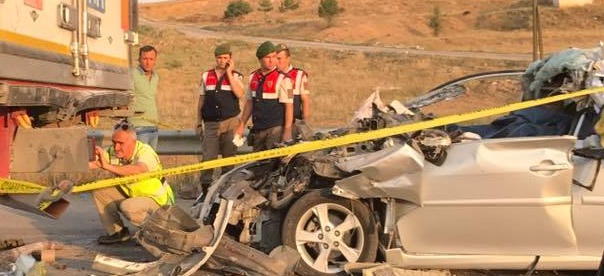 Afyonkarahisar Alt Geçide Alışamadı, 2 Yaralı