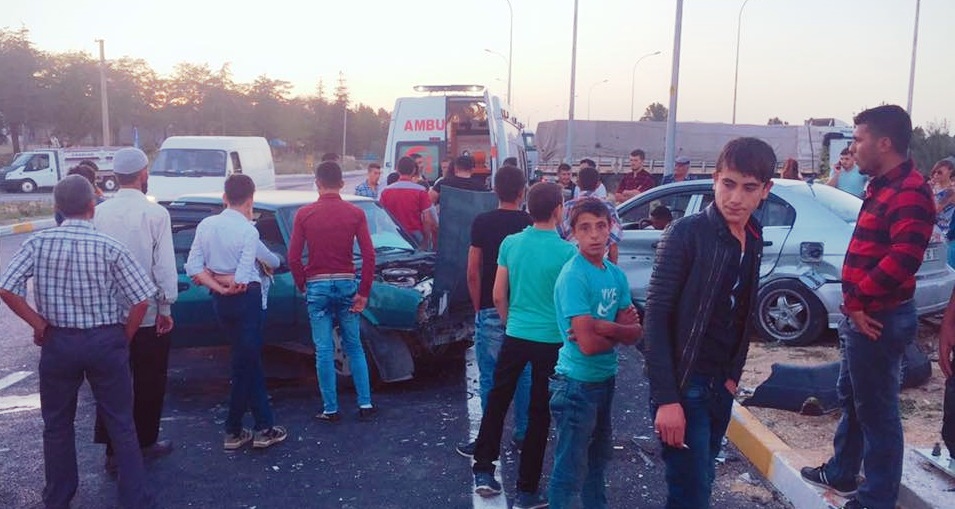 Kırmızı ışık İhlali Yapan Araç Kaza Yaptı 5 Yaralı