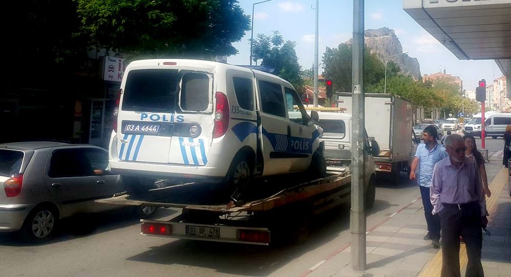 Freni Boşalan İş Makinası Polis Otosuna çarptı