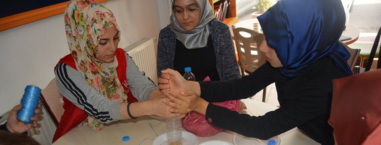 Gençlik Merkezi Gönüllüleri Kuşyemliği Yaptılar