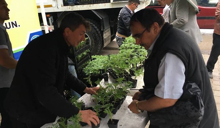 çiçek Seramızın İlk ürünleri Vatandaşlarımıza Hediye