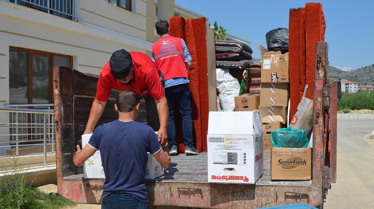 Gençlerden Görme Engelli Yaşlı çifte Destek