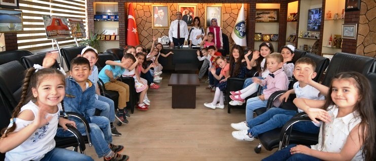 Minik öğrencilerden Başkan Mustafa çöl'e Ziyaret
