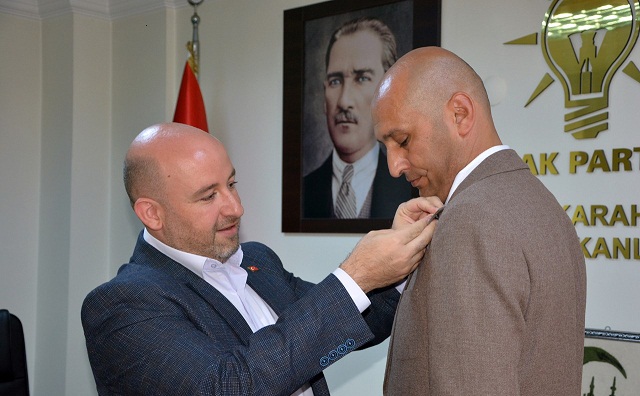 Başkan Sezen Kumartaşlı'ya Rozet Taktı