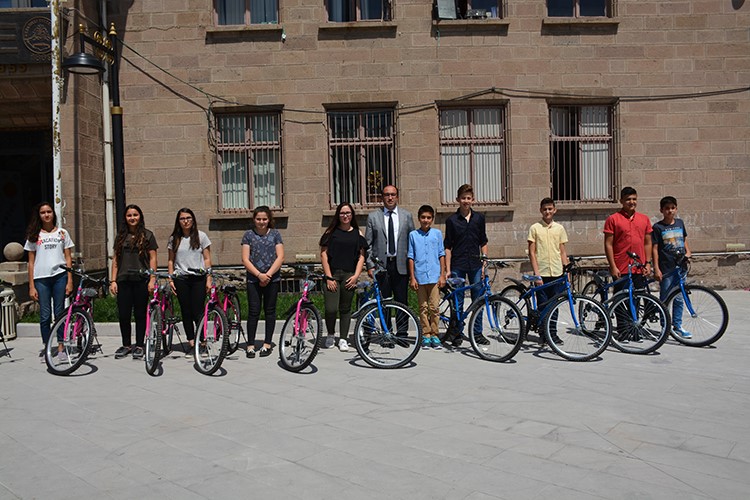 Başkan çöl Başarılı öğrencilere Bisiklet Hediye Etti