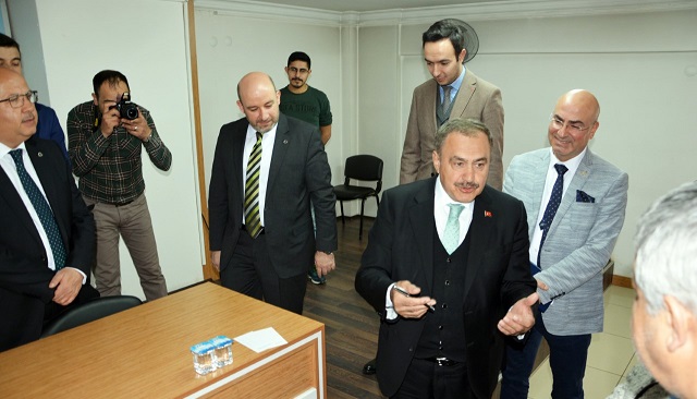 “bir Yanda Trenden İnenler, Bir Yanda Halkı Uçağa Bindirmek İsteyenler Var”