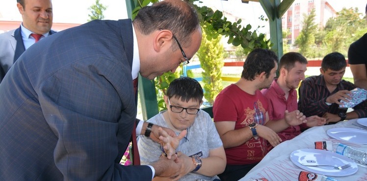 Başkan çöl Engelli Kardeşlerimizi Yalnız Bırakmadı