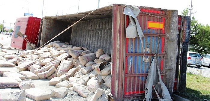 Dinar İlçesinde çimento Yüklü Tır Devrildi