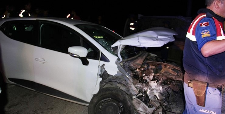 Dinar Uluköy Kavşağında Minibüs Ve Otomobil çarpıştı