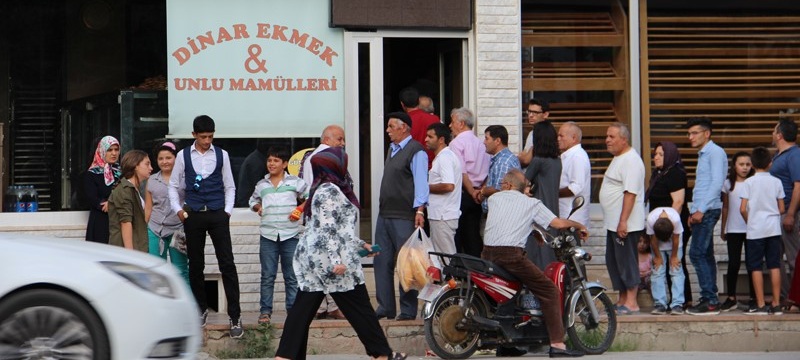Vatandaşlar Ekmek Almak İçin Kuyruğa Geçti