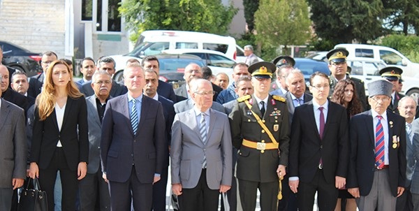 Dinar'da çelenk Sunma Programı