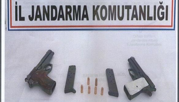 Jandarma 2 Araçtan 2 Ruhsatsız Silah Buldu