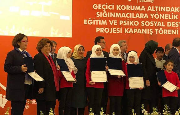 Milletvekili özkal, Suriyeli Miniklere Sertifikalarını Verdi