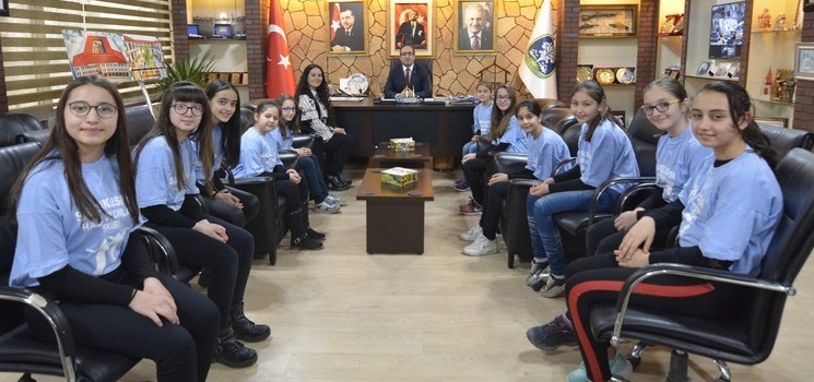 şampiyon Kızlarımızdan Başkan Mustafa çöl'e Ziyaret