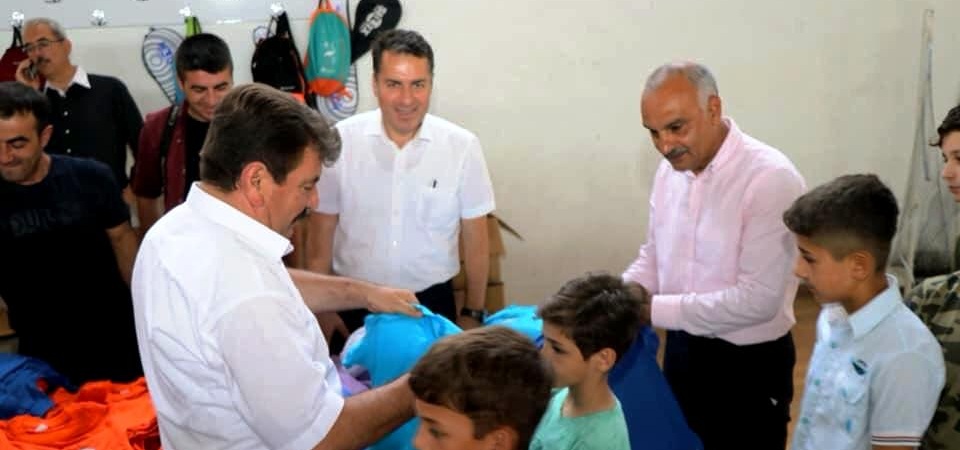 Dinar’da Yaz Spor Kurslarında Ki Sporculara Forma Ve şapka Hediye Edildi