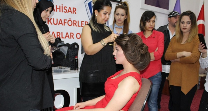 En Yeni Model Saç Ve Makyaj Gösterildi