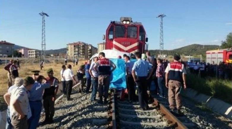 Yolcu Treni Otomobili Biçti 2 Ağır Yaralı..