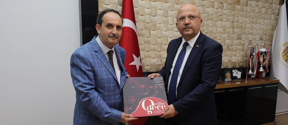 Başkan çoban’a “o Gece Adlı” şiir Kitabını Hediye Etti